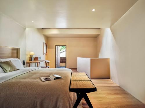 Nice holiday Resort-Guanhu beach Shenzhen في شنجن: غرفة نوم بها سرير كبير وطاولة