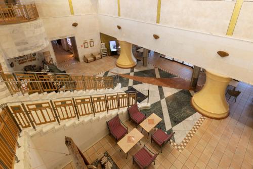an overhead view of a theatre with chairs and tables at Hotel Riviera Shishikui in Kaiyo