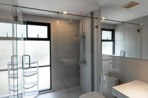 une salle de bain avec une douche en verre et des toilettes dans l'établissement Modern apartment at The Title by Lofty, à Ban Saiyuan (1)