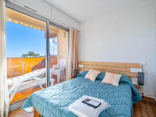 une chambre avec un lit et un balcon dans l'établissement Appartement spacieux pour 8 pers. avec Wi-Fi à Roquebrune-Cap-Martin - FR-1-827-15, à Roquebrune-Cap-Martin