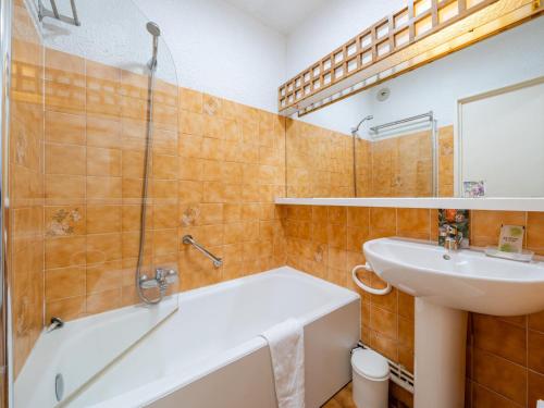 La salle de bains est pourvue d'une baignoire, d'un lavabo et d'une baignoire. dans l'établissement Appartement spacieux pour 8 pers. avec Wi-Fi à Roquebrune-Cap-Martin - FR-1-827-15, à Roquebrune-Cap-Martin