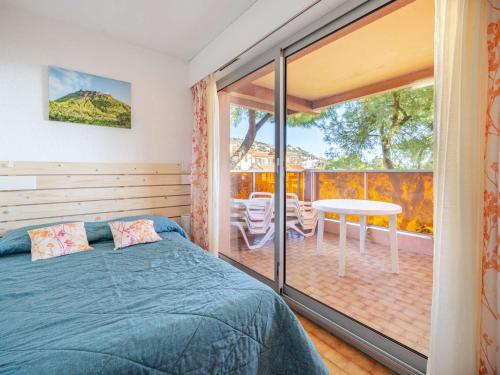 une chambre avec un lit et un balcon avec une table dans l'établissement Appartement 8 pers, spacieux, vue mer, Wi-Fi inclus - FR-1-827-8, à Roquebrune-Cap-Martin