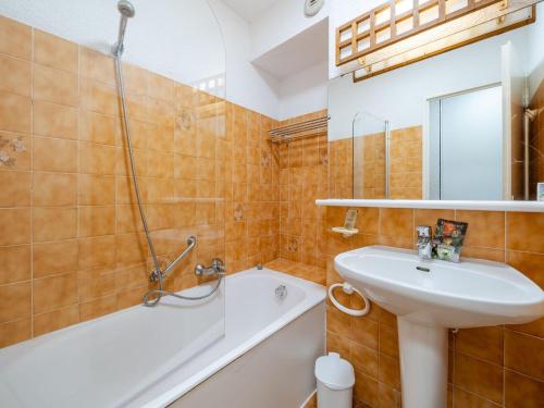 La salle de bains est pourvue d'un lavabo, d'une baignoire et de toilettes. dans l'établissement Appartement 8 pers, spacieux, vue mer, Wi-Fi inclus - FR-1-827-8, à Roquebrune-Cap-Martin