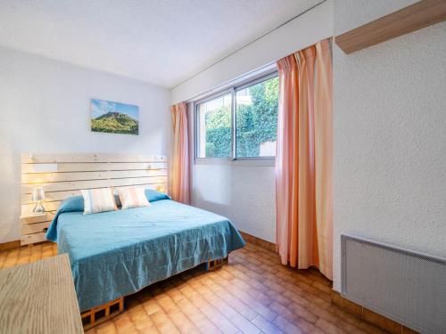 une chambre avec un lit et une fenêtre dans l'établissement Appartement 6 pers avec vue mer et Wi-Fi à Roquebrune-Cap-Martin - FR-1-827-23, à Roquebrune-Cap-Martin
