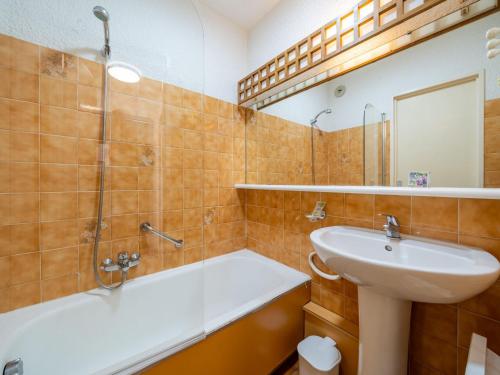 La salle de bains est pourvue d'un lavabo, d'une douche et d'une baignoire. dans l'établissement Appartement 6 pers avec vue mer et Wi-Fi à Roquebrune-Cap-Martin - FR-1-827-23, à Roquebrune-Cap-Martin