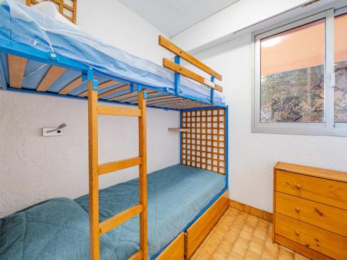 a bunk bed room with two bunk beds and a window at Appartement 8 personnes, vue mer, Wi-Fi illimité - FR-1-827-29 in Roquebrune-Cap-Martin