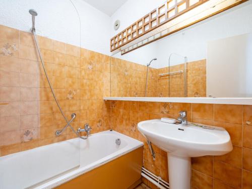 une salle de bain avec un lavabo et une baignoire dans l'établissement Studio pour 6 pers., vue mer, Wi-Fi - FR-1-827-41, à Roquebrune-Cap-Martin