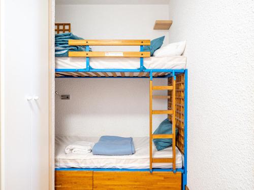 Cette chambre dispose de lits superposés. dans l'établissement Studio pour 6 pers., vue mer, Wi-Fi - FR-1-827-41, à Roquebrune-Cap-Martin