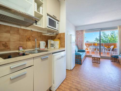 une cuisine avec un évier et un plan de travail dans l'établissement Studio confortable avec Wi-Fi, idéal pour 4 personnes - FR-1-827-31, à Roquebrune-Cap-Martin