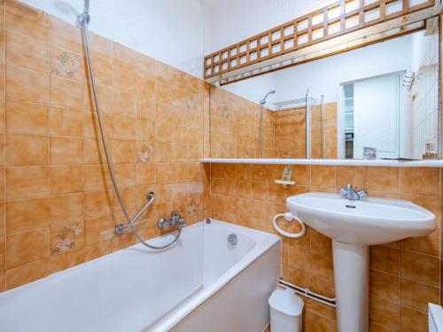 une salle de bain avec un lavabo et des toilettes et une baignoire et un lavabo dans l'établissement Studio confortable avec Wi-Fi, idéal pour 4 personnes - FR-1-827-31, à Roquebrune-Cap-Martin