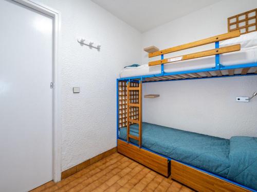Cette chambre comprend 2 lits superposés et une porte. dans l'établissement Studio confortable avec Wi-Fi, idéal pour 4 personnes - FR-1-827-31, à Roquebrune-Cap-Martin