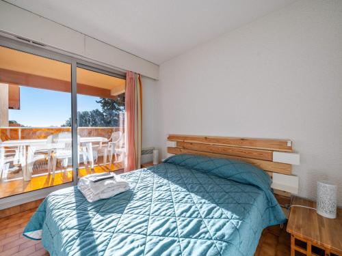 une chambre avec un lit et un balcon avec une table dans l'établissement Appartement 6 personnes avec Wi-Fi, proche de la mer - FR-1-827-42, à Roquebrune-Cap-Martin