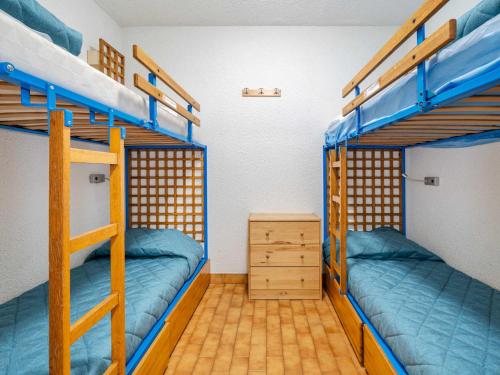 Cette chambre dispose de lits superposés avec 2 lits superposés et une commode. dans l'établissement Appartement jusqu'à 8 pers., séjour spacieux avec Wi-Fi, vue mer - FR-1-827-6, à Roquebrune-Cap-Martin