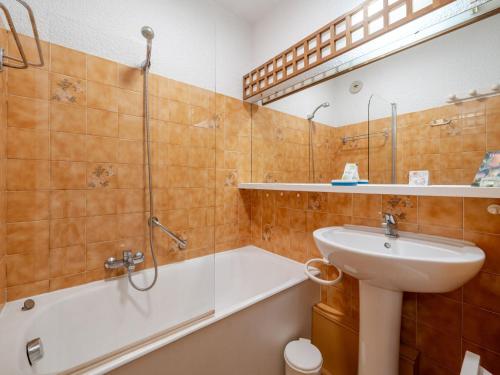 une salle de bain avec un lavabo, une douche et une baignoire dans l'établissement Appartement jusqu'à 8 pers., séjour spacieux avec Wi-Fi, vue mer - FR-1-827-6, à Roquebrune-Cap-Martin