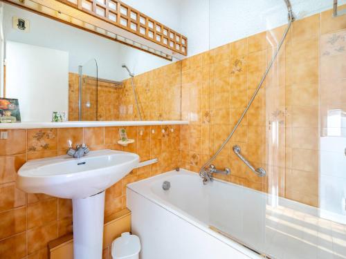 une salle de bain avec un lavabo, une douche et une baignoire dans l'établissement Appartement pour 6 avec Wi-Fi et vue mer à Roquebrune-Cap-Martin - FR-1-827-14, à Roquebrune-Cap-Martin