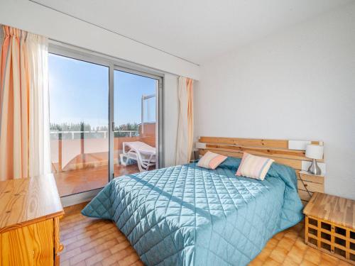 une chambre avec un lit et une grande fenêtre dans l'établissement Appartement pour 6 avec Wi-Fi et vue mer à Roquebrune-Cap-Martin - FR-1-827-14, à Roquebrune-Cap-Martin