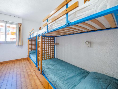 deux lits superposés dans une chambre avec fenêtre dans l'établissement Studio pour 6 personnes avec Wi-Fi et vue mer à Roquebrune-Cap-Martin - FR-1-827-19, à Roquebrune-Cap-Martin