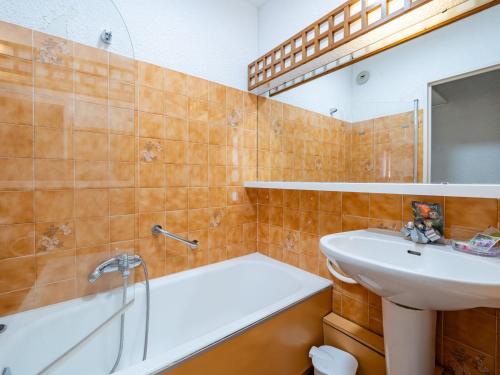 une salle de bain avec un lavabo, une baignoire et des toilettes dans l'établissement Studio pour 6 personnes avec Wi-Fi et vue mer à Roquebrune-Cap-Martin - FR-1-827-19, à Roquebrune-Cap-Martin