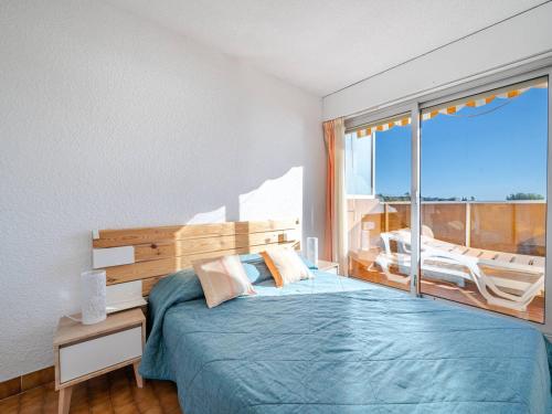 une chambre avec un lit et une grande fenêtre dans l'établissement Appartement 6 personnes, vue mer et Wi-Fi inclus - FR-1-827-25, à Roquebrune-Cap-Martin