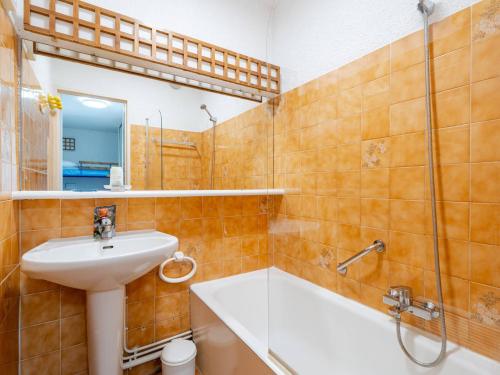 une salle de bain avec un lavabo, des toilettes et une douche dans l'établissement Appartement 6 personnes, vue mer et Wi-Fi inclus - FR-1-827-25, à Roquebrune-Cap-Martin