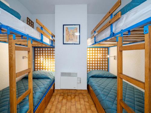 - une chambre avec 2 lits superposés dans une auberge de jeunesse dans l'établissement Studio 6p avec vue mer et Wi-Fi à Roquebrune-Cap-Martin - FR-1-827-30, à Roquebrune-Cap-Martin