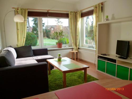 a living room with a couch and a coffee table at Ferienwohnung Tietgen in Rendsburg