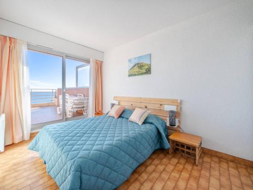 une chambre avec un lit avec vue sur l'océan dans l'établissement Appartement pour 8 avec Wi-Fi et vue sur mer à Roquebrune-Cap-Martin - FR-1-827-1, à Roquebrune-Cap-Martin