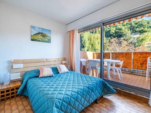 une chambre avec un lit et un balcon avec une table dans l'établissement Appartement 8 pers, séjour spacieux, vue mer & Wi-Fi - FR-1-827-4, à Roquebrune-Cap-Martin