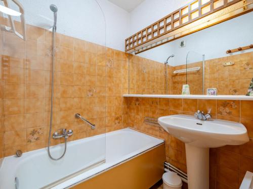 La salle de bains est pourvue d'un lavabo, d'une douche et d'une baignoire. dans l'établissement Appartement 8 pers, séjour spacieux, vue mer & Wi-Fi - FR-1-827-4, à Roquebrune-Cap-Martin