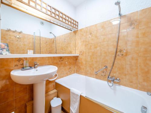 une salle de bain avec un lavabo, une douche et une baignoire dans l'établissement Appartement spacieux pour 8, Wi-Fi, vue mer - FR-1-827-21, à Roquebrune-Cap-Martin