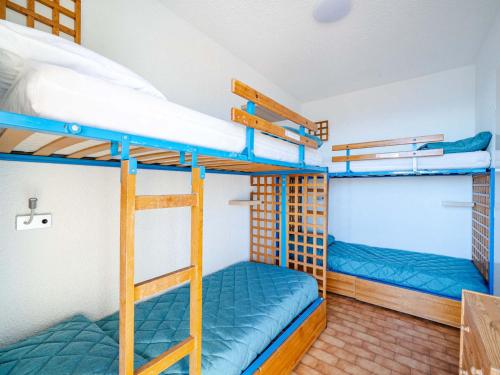 une chambre avec deux lits superposés dans l'établissement Appartement spacieux pour 8, Wi-Fi, vue mer - FR-1-827-21, à Roquebrune-Cap-Martin