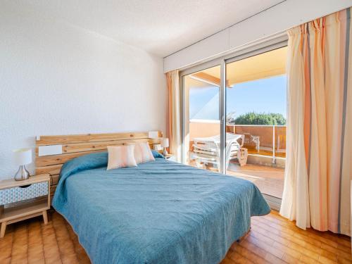 une chambre avec un lit et une vue sur un balcon dans l'établissement Appartement pour 8, spacieux séjour, vue mer, Wi-Fi inclus - FR-1-827-20, à Roquebrune-Cap-Martin