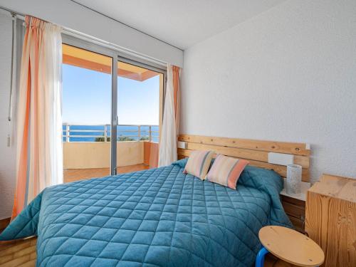 une chambre avec un lit avec vue sur l'océan dans l'établissement Appartement pour 8 personnes avec vue mer, Wi-Fi inclus à Roquebrune-Cap-Martin - FR-1-827-16, à Roquebrune-Cap-Martin