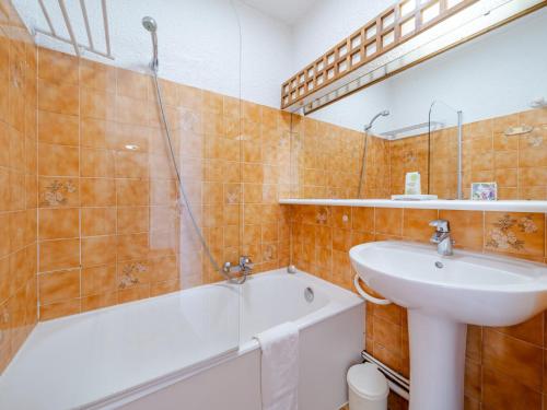 une salle de bain avec un lavabo et une baignoire et un lavabo dans l'établissement Appartement pour 8 personnes avec vue mer, Wi-Fi inclus à Roquebrune-Cap-Martin - FR-1-827-16, à Roquebrune-Cap-Martin
