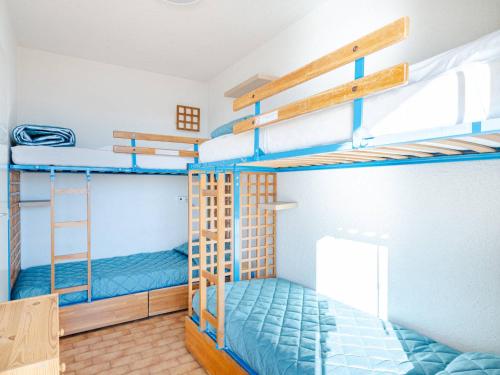 une chambre avec trois lits superposés dans une pièce dans l'établissement Appartement 8 personnes avec Wi-Fi, vue mer - FR-1-827-11, à Roquebrune-Cap-Martin