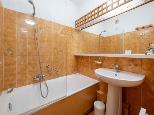 La salle de bains est pourvue d'un lavabo, d'une douche et d'une baignoire. dans l'établissement Appartement 8 personnes avec Wi-Fi, vue mer - FR-1-827-11, à Roquebrune-Cap-Martin