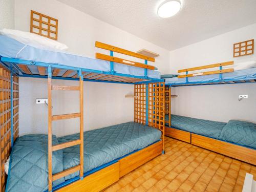 Cette chambre comprend 3 lits superposés. dans l'établissement Appartement 6 pers, Wifi, vue mer splendide - FR-1-827-38, à Roquebrune-Cap-Martin