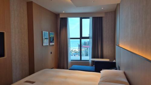 Una cama o camas en una habitación de L7 HAEUNDAE by LOTTE