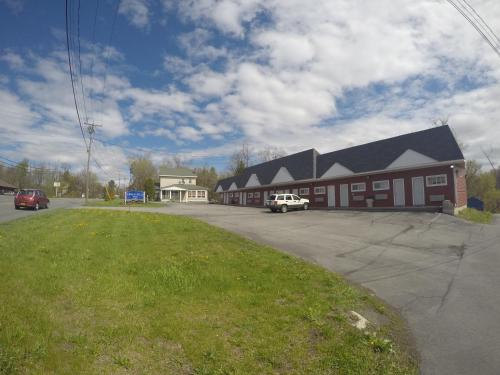 a building with a car parked in a parking lot at Castle Inn East Greenbush Castleton-on-hudson in East Greenbush