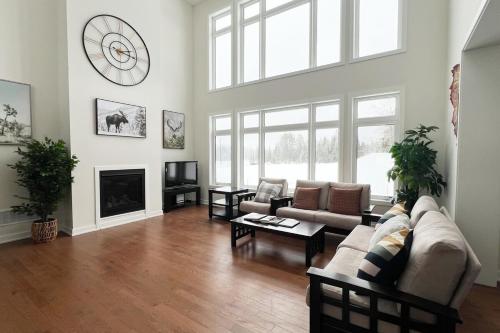 a living room with a couch and a fireplace at Entire Home in Lake of Bays -Huntsville Muskoka Algonquin in Dwight