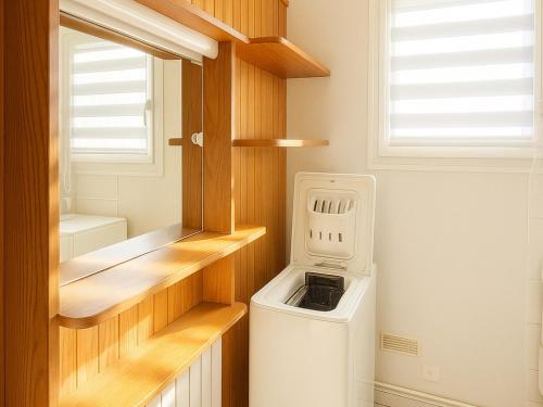 - une petite buanderie avec un lave-linge et un sèche-linge dans l'établissement Appartement 4 Couchages à Argelès Plage, Proche Mer et Commodités - FR-1-732-62, à Argelès-sur-Mer