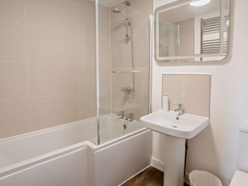 Koupelna v ubytování 2 Bed in Newport 90244