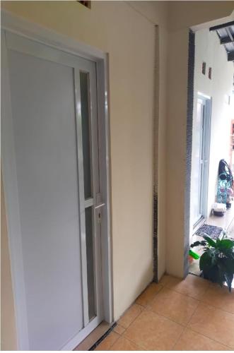 Фотография из галереи Ngijo Homestay Kost TaniaAlexa в городе Srondolwetan