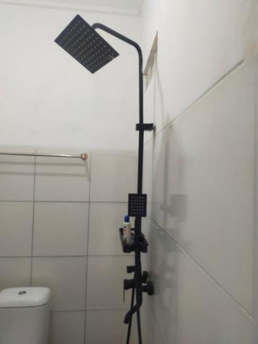 Ванная комната в Ngijo Homestay Kost TaniaAlexa