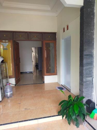 Фотография из галереи Ngijo Homestay Kost TaniaAlexa в городе Srondolwetan