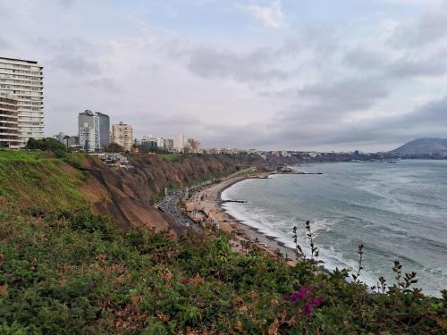 a view of a beach with buildings and the ocean at Casita de Ocharan Miraflores a dos calles de Larcomar in Lima