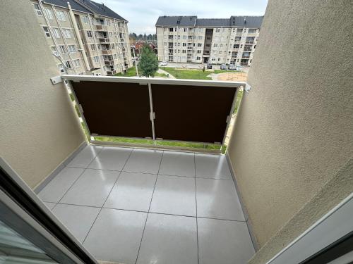 an empty balcony with a view of a building at Hermoso departamento 2D 1B, Los Ángeles in Los Ángeles