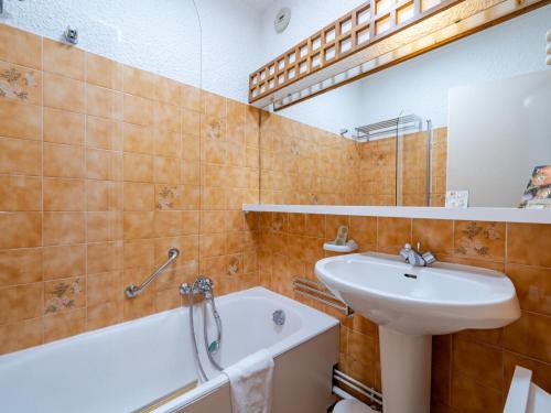 une salle de bain avec un lavabo et des toilettes et une baignoire et un lavabo dans l'établissement Studio vue mer pour 4 pers. avec Wi-Fi - FR-1-827-49, à Roquebrune-Cap-Martin