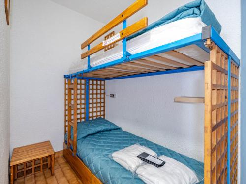 Ce lit superposé se trouve dans un dortoir doté d'un bureau. dans l'établissement Studio vue mer pour 4 pers. avec Wi-Fi - FR-1-827-49, à Roquebrune-Cap-Martin