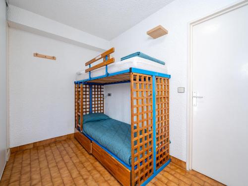- un lit superposé dans l'angle de la chambre dans l'établissement Studio confortable avec Wi-Fi, vue mer, 4 personnes - FR-1-827-60, à Roquebrune-Cap-Martin